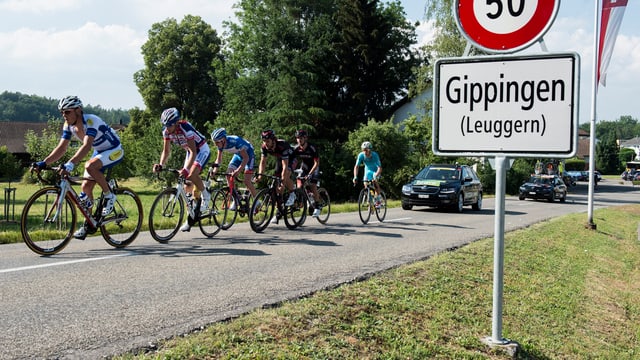 Radfahrer passieren das Ortsschild von Gippingen Radfahrer passieren das Ortsschild von Gippingen