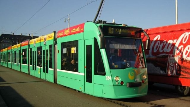 Combino Tram auf der Mittleren Brücke. Combino Tram auf der Mittleren Brücke.