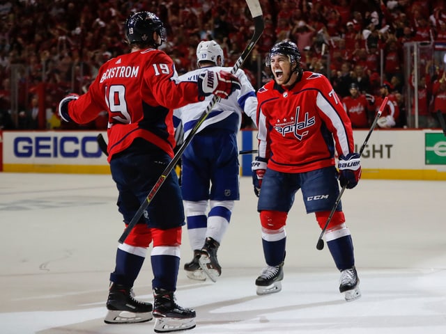T.J. Oshie jubelt mit Bäckström T.J. Oshie jubelt mit Bäckström
