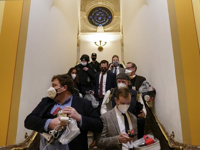 Menschen mit Gepäck verlassen Saal