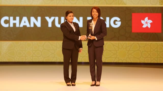 Yuen-ting erhält die Trophäe Yuen-ting erhält die Trophäe