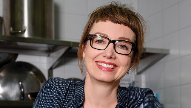 Porträt von Maja Brunner in der Küche. Porträt von Maja Brunner in der Küche.