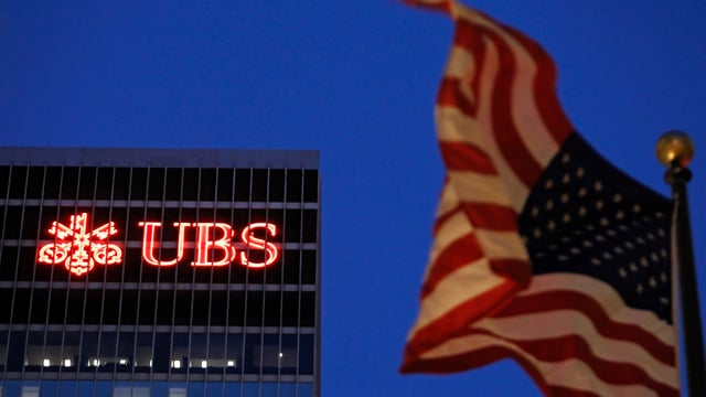 US-Fahne vor einem UBS-Gebäude in New York im Halbdunkeln. US-Fahne vor einem UBS-Gebäude in New York im Halbdunkeln.
