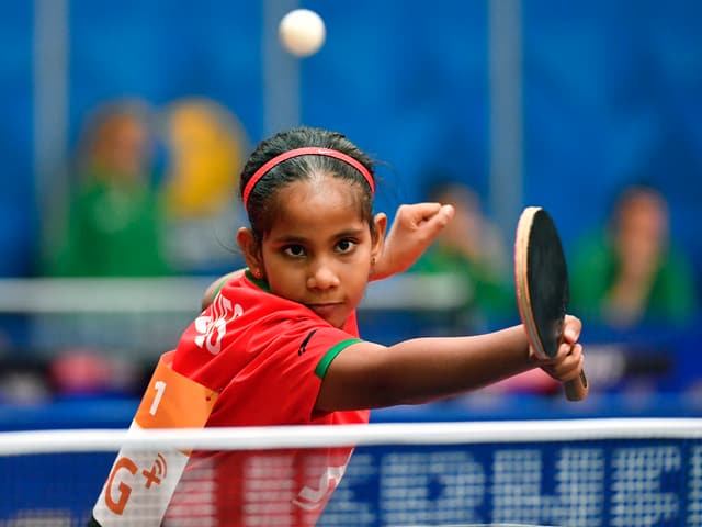 Fathimath Dheema Ali beim Tischtennisspielen. Fathimath Dheema Ali beim Tischtennisspielen.