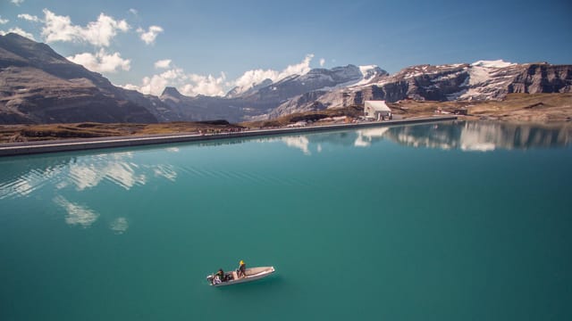Blick auf den Stausee und die Staumauer Muttsee im Glarnerand. Blick auf den Stausee und die Staumauer Muttsee im Glarnerand.