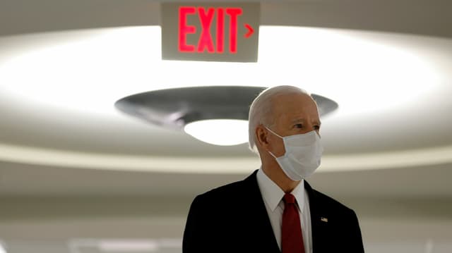 Biden, hinter ihm ein Schild «Exit». Biden, hinter ihm ein Schild «Exit».