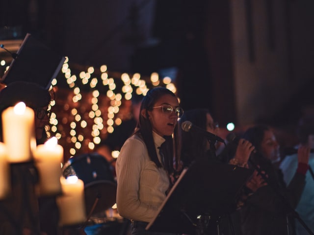 Singende Kinder in einer Kirche. Singende Kinder in einer Kirche.