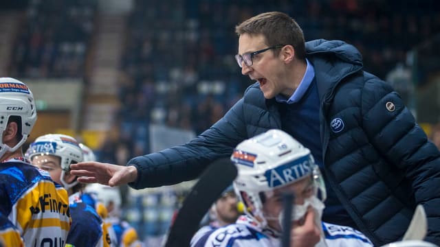 Ambri-Trainer Cereda gibt Anweisungen. Ambri-Trainer Cereda gibt Anweisungen.