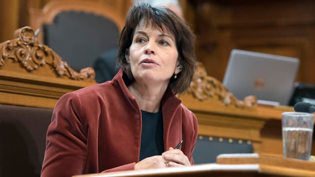 Bundesrätin Doris Leuthard am Rednerpult im Parlament. Bundesrätin Doris Leuthard am Rednerpult im Parlament.