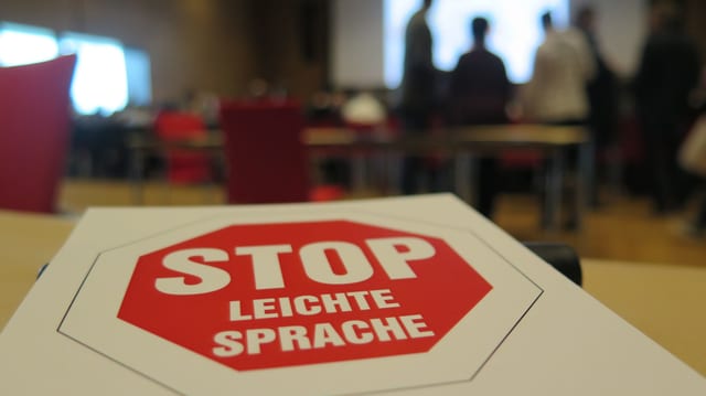 Auf einem Stopschild steht: "Stop leichte Sprache" Auf einem Stopschild steht: "Stop leichte Sprache"