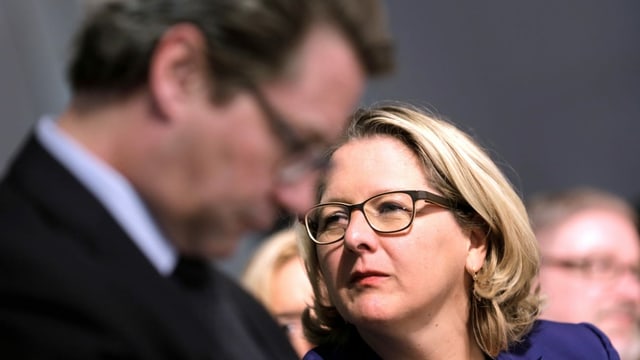 Die deutsche Umweltministerin Svenja Schulze (SPD) bespricht mit Verkehrsminister Andreas Scheurer (CSU) über die Frage des Tempolimits auf Autobahnen. Die deutsche Umweltministerin Svenja Schulze (SPD) bespricht mit Verkehrsminister Andreas Scheurer (CSU) über die Frage des Tempolimits auf Autobahnen.