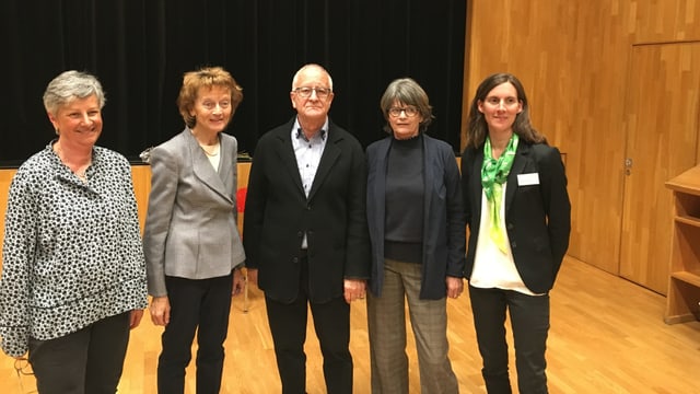 La president da la Pro Senectute Svizra cun ils organisaturs da l'emprim cumin La president da la Pro Senectute Svizra cun ils organisaturs da l'emprim cumin