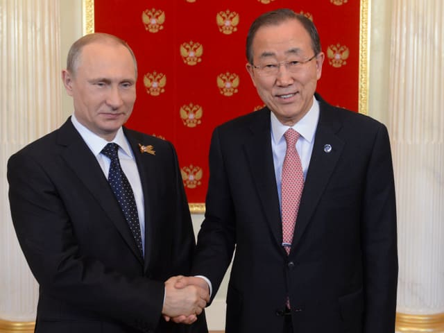 UNO-Generalsekretär Ban Ki Moon und der russische Präsident Wladimir Putin schütteln sich die Hand.