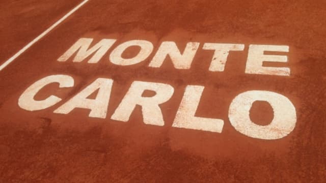 Schriftzug «Monte Carlo» auf einem Sandplatz Schriftzug «Monte Carlo» auf einem Sandplatz