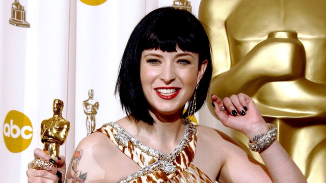 Eine Frau hebt stolz ihren Oscar in die Kamera Eine Frau hebt stolz ihren Oscar in die Kamera