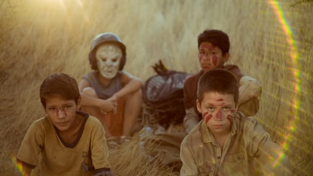 eine Gruppe von Kindern sitzt am Boden eine Gruppe von Kindern sitzt am Boden
