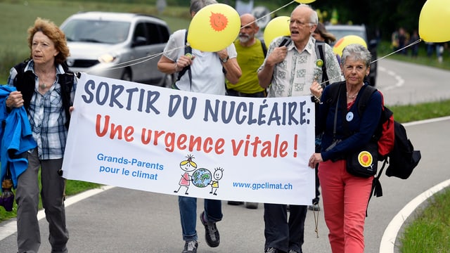 Demonstrants da diversas regiuns èn sa radunads a Windisch - duas dunnas tegnan in transparent cun si: Sortir du nucléaire - une urgence vitale! Demonstrants da diversas regiuns èn sa radunads a Windisch - duas dunnas tegnan in transparent cun si: Sortir du nucléaire - une urgence vitale!
