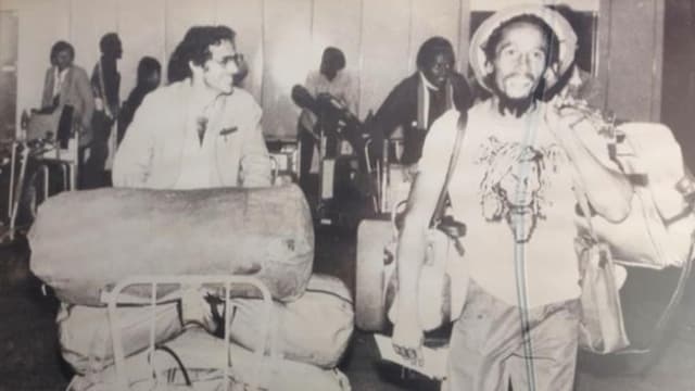 Roger Schawinski mit dem Gepäck von Bob Marley. Roger Schawinski mit dem Gepäck von Bob Marley.