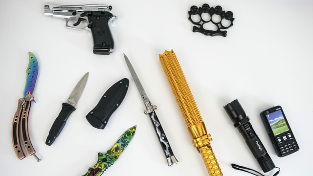 Verschiedene Messer und Pistolen Verschiedene Messer und Pistolen