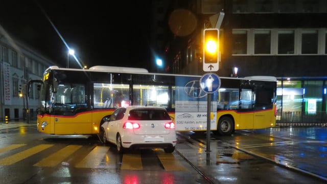 Postauto steht mitten auf der Strasse, Auto in Seitenwand. Postauto steht mitten auf der Strasse, Auto in Seitenwand.
