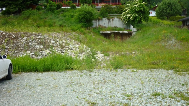 La parcella da Löser a Rabius, in plazzal cuvert cun chagliom ed ina part d'in mir spazzà. La parcella da Löser a Rabius, in plazzal cuvert cun chagliom ed ina part d'in mir spazzà.