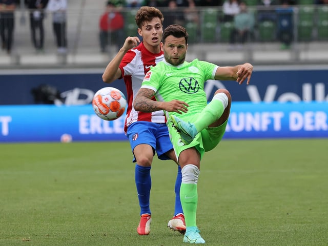 Renato Steffen im Kampf um den Ball mit einem Gegenspieler