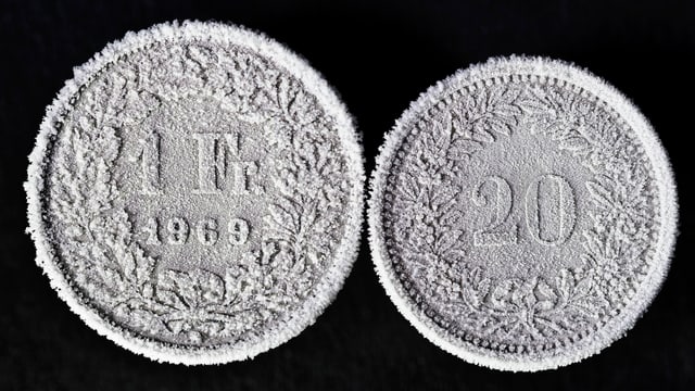 Zwei Münzen: 1 Fr. und 20 Rp., mit Frost darauf Zwei Münzen: 1 Fr. und 20 Rp., mit Frost darauf
