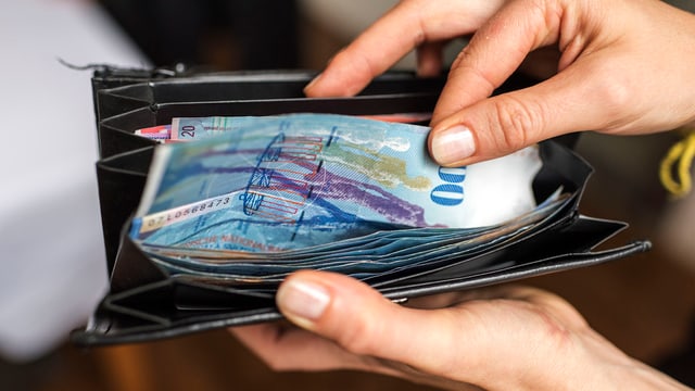 Geld in einer Hand Geld in einer Hand