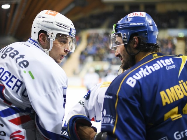Chris Baltisberger von den Lions und HCD-Leitwolf Andres Ambühl. Chris Baltisberger von den Lions und HCD-Leitwolf Andres Ambühl.