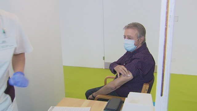 René Fehr da Trin è in dals emprims che n'abita betg en ina chasa d'attempads che survegn la vaccinaziun. René Fehr da Trin è in dals emprims che n'abita betg en ina chasa d'attempads che survegn la vaccinaziun.