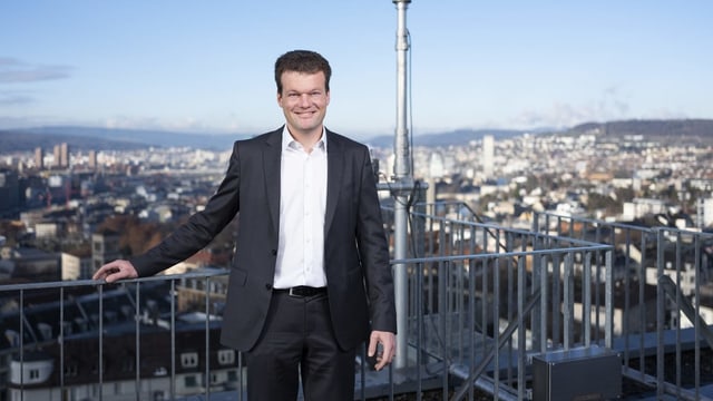 Reto Knutti steht auf einer Terrasse hoch über Zürich. Reto Knutti steht auf einer Terrasse hoch über Zürich.