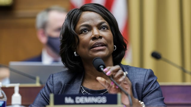 Die Abgeordnete im Repräsentantenhaus Val Demings hält ein Votum. Die Abgeordnete im Repräsentantenhaus Val Demings hält ein Votum.