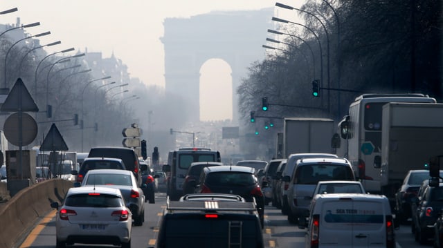 Fahrzeuge auf einer Strasse im Hintergrund ein Triumphbogen. Fahrzeuge auf einer Strasse im Hintergrund ein Triumphbogen.