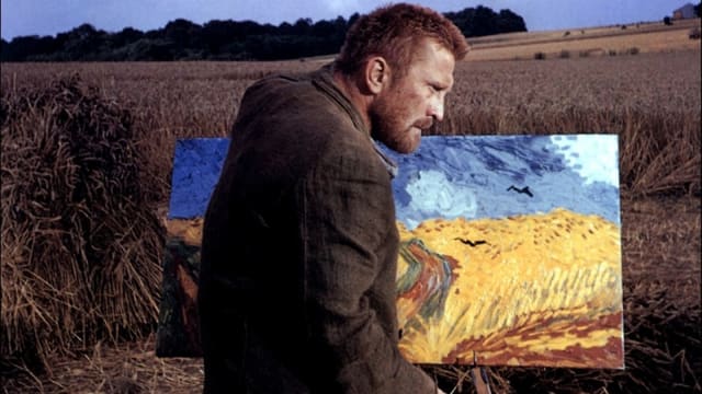 Ein Mann steht vor einem Feld. Vor ihm ist eine Leinwand, auf der er das Feld malt. Ein Mann steht vor einem Feld. Vor ihm ist eine Leinwand, auf der er das Feld malt.
