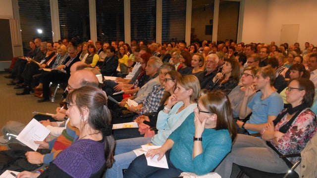 Blick in den grossen Saal des Coop-Ausbildungszentrums. Alle Stühle sind besetzt. Blick in den grossen Saal des Coop-Ausbildungszentrums. Alle Stühle sind besetzt.