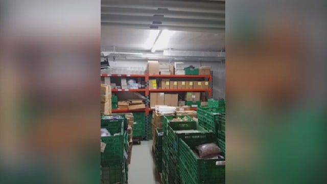 überfüllter Lagerraum in einem Keller überfüllter Lagerraum in einem Keller
