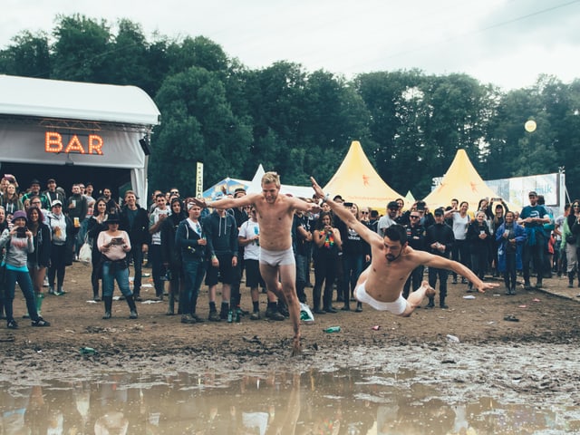 Männer springen in Schlamm am OpenAir St.Gallen