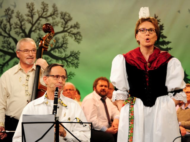 Andrea Rohrer jodelt