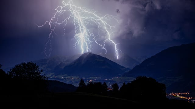 Mehrere Blitze schlagen gleichzeitig in die Bergkrete. Mehrere Blitze schlagen gleichzeitig in die Bergkrete.
