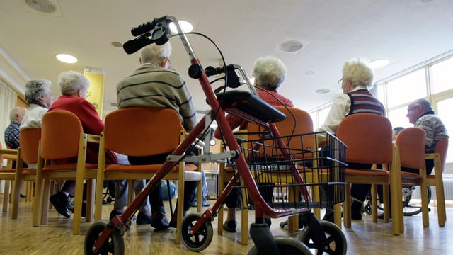 Rollator vor sitzenden Senioren. Rollator vor sitzenden Senioren.