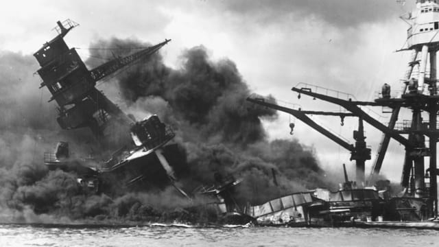 Brennendes Kriegsschiff mit Schlagseite Brennendes Kriegsschiff mit Schlagseite
