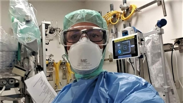 Pflegefachfrau in Corona Schutzkleidung Pflegefachfrau in Corona Schutzkleidung