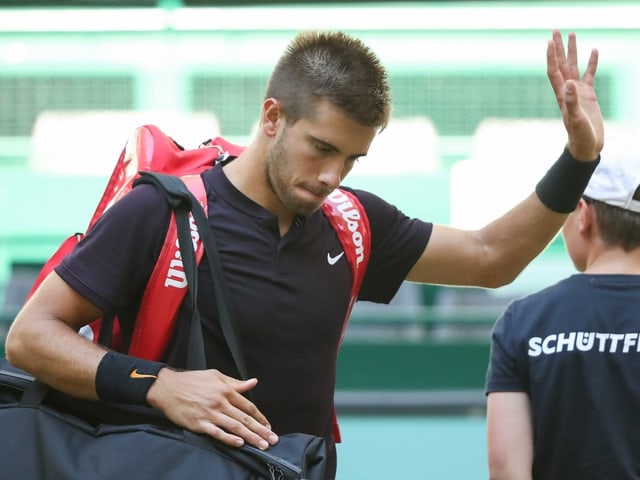 Der Kroate Borna Coric winkt mit gesenktem Kopf in Richtung Publikum. Der Kroate Borna Coric winkt mit gesenktem Kopf in Richtung Publikum.