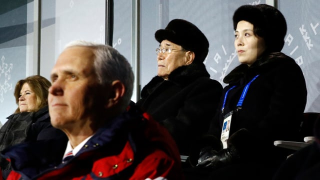 Pence und die Schwester sitzen hintereinander in zwei Reihen bei der Eröffnungsfeier der Olympischen Spiele. Pence und die Schwester sitzen hintereinander in zwei Reihen bei der Eröffnungsfeier der Olympischen Spiele.