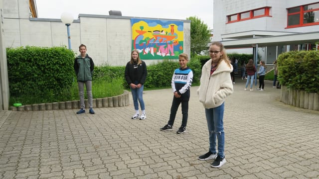 Vier Jugendliche halten den Sicherheitsabstand ein. Vier Jugendliche halten den Sicherheitsabstand ein.