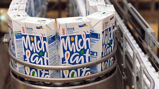 Milch-Tetrapaks in einer Fabrik Milch-Tetrapaks in einer Fabrik