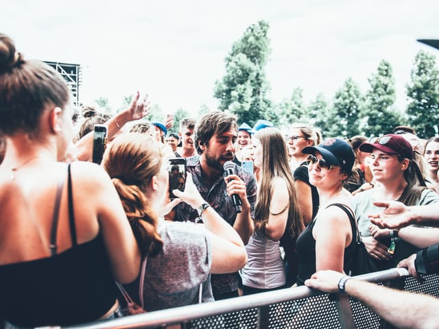 Max Giesinger in der Menge auf dem Heitere