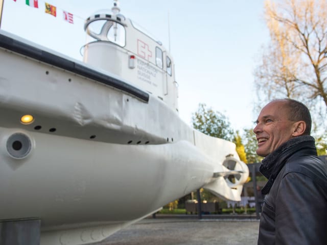  Bertrand Piccard vor einem U-Boot im Verkehrshaus Luzern.