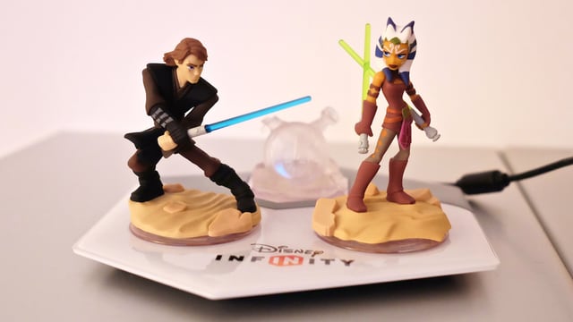 Anakin und Ahsoka stehen als Plastik-Figuren auf einem Pad. Anakin und Ahsoka stehen als Plastik-Figuren auf einem Pad.