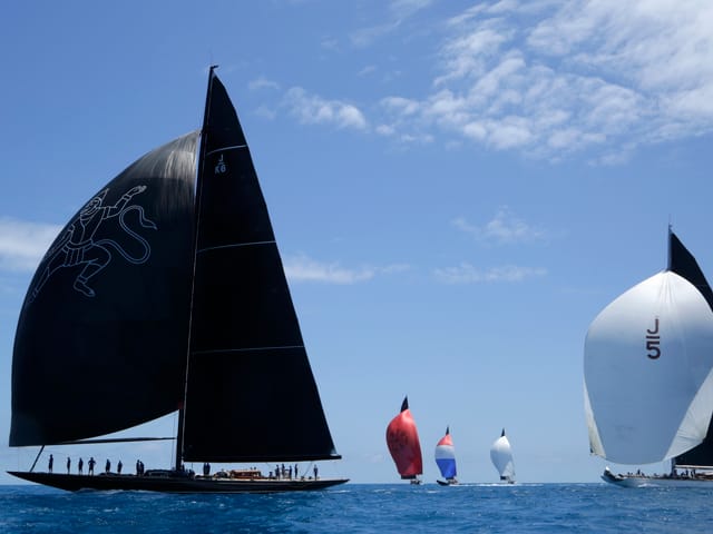Boote der «J-Klasse bei voller Fahrt mit Spinnaker.